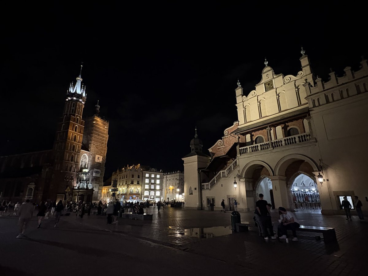 先週訪れたクラクフ。歴史の街は人であふれ、笑顔と音楽に包まれていた🎶✨

#クラクフ #ポーランド #旅行 #旅の思い出