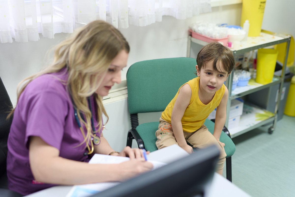 UNICEFmne's tweet image. Niste sigurni šta očekivati od vakcina?
Odgovori na najčešća pitanja o sigurnosti, nuspojavama i prednostima su dostupni online. Posjetite
unicef.link/4igW6Pf
 i potom – razgovarajte sa pedijatrom.
#UNICEFthxKOREA #ACTogether @MOFAkr_eng  @ROK_Mission  @unicef4koreagov