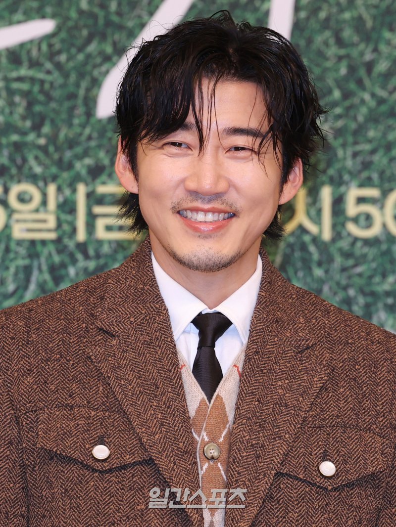 daheeverse's tweet photo. #YOONKYESANG reportedly joining the cast of new Netflix noir drama 'Gwandang' along with #HanSukKyu & #GoDooShim
He will play the half-brother of Bu Yong-nam (HSK), a handsome man who is a burden to the Bu family and the boss of the Gwandang Faction.
🔗 https://t.co/EKe32rjrbe https://t.co/gqEP7NgXTx