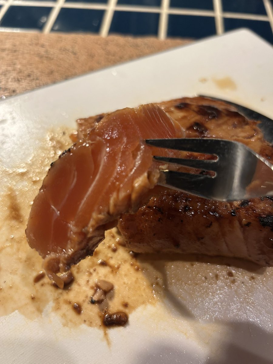 サーモンブロックを特製の漬けだれのつけたものを表面だけ焼き上げたやーつ