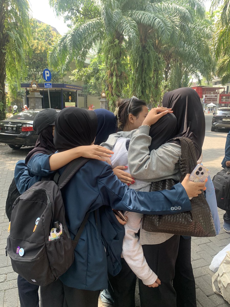 sazuasea's tweet photo. kkn beneran udah selesai ya… https://t.co/MAAF920nGU