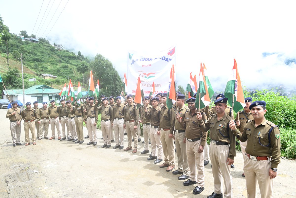 SSBSHQBOMDILA's tweet photo. SHQ SSB  Bomdila proudly organized a National Flag March to promote the #HarGharTiranga campaign under 'Azadi Ka Amrit Mahotsav' a spirited display of patriotism to inspire Manjushree Skisha Niketan school students to raise the Tricolour high! 🇮🇳 @SSB_INDIA @SSBFTRTEZPUR_ https://t.co/y8SFsBw1Wl
