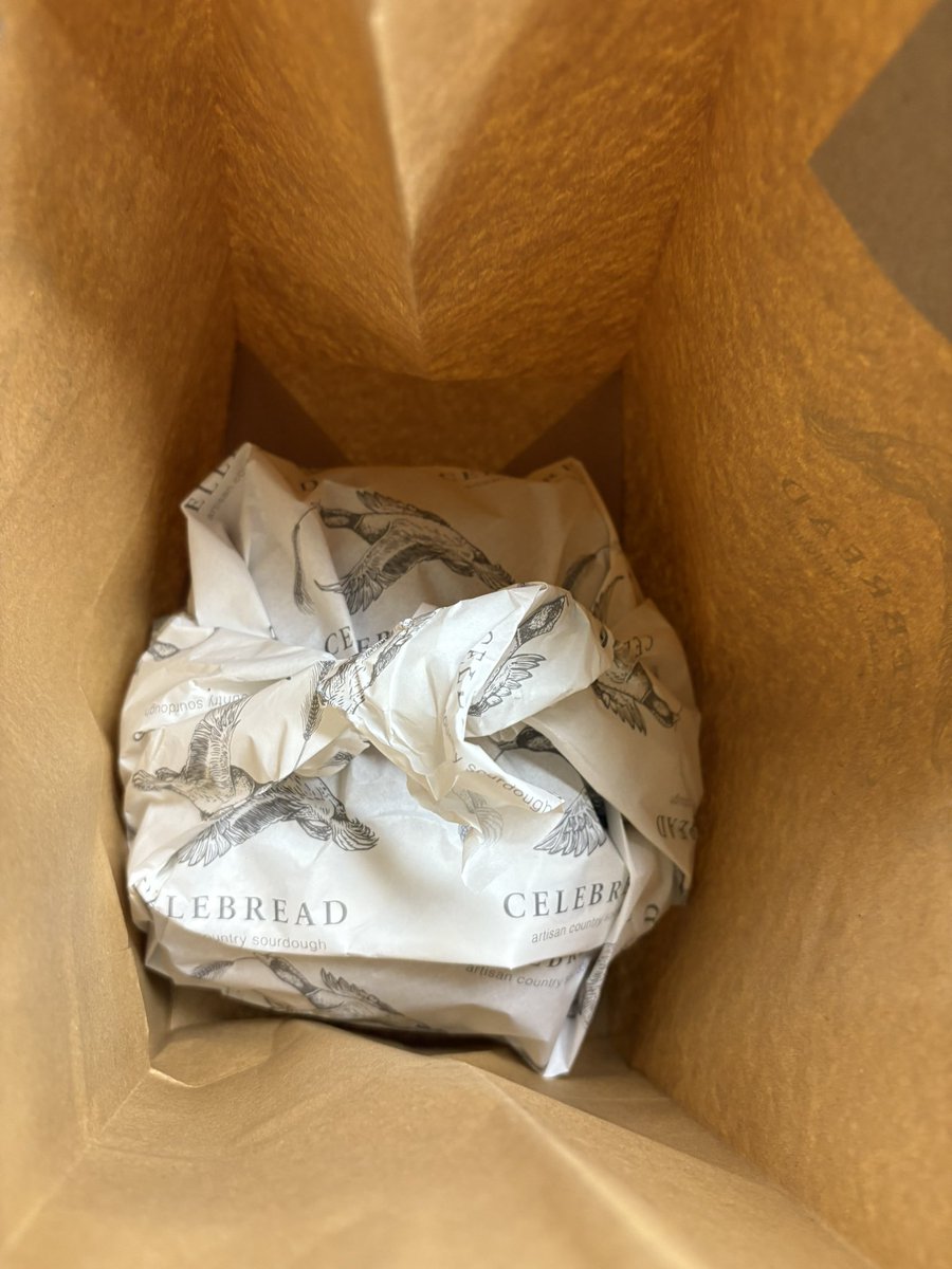 Risaccicina's tweet photo. #Celebread
#捷運信義安和
這次買辣椒起司酸種麵包
星期六跟朋朋吃完杏仁核回程隨緣過來買的
朋朋說她撲空很多次都用預訂的
我是佛系隨緣的
每次來都有漏可以撿😆
一顆沉甸甸的就是我這禮拜的早餐
早上嗑一片在嘴裡辣香辣香的
好好吃 後面要冰了一般放冷凍
我放冷藏就好 每天嗑吃很快 https://t.co/DaGU0RGL9X