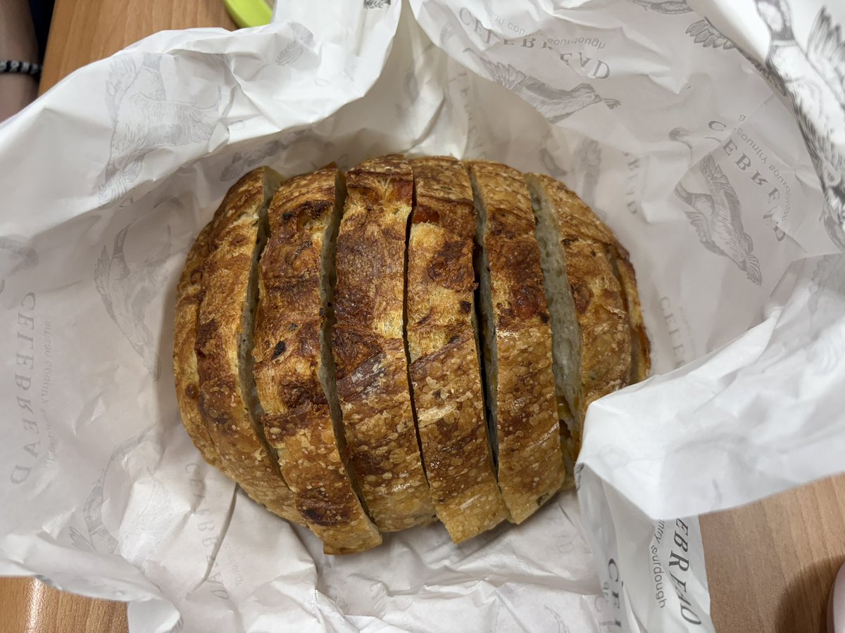 Risaccicina's tweet photo. #Celebread
#捷運信義安和
這次買辣椒起司酸種麵包
星期六跟朋朋吃完杏仁核回程隨緣過來買的
朋朋說她撲空很多次都用預訂的
我是佛系隨緣的
每次來都有漏可以撿😆
一顆沉甸甸的就是我這禮拜的早餐
早上嗑一片在嘴裡辣香辣香的
好好吃 後面要冰了一般放冷凍
我放冷藏就好 每天嗑吃很快 https://t.co/DaGU0RGL9X