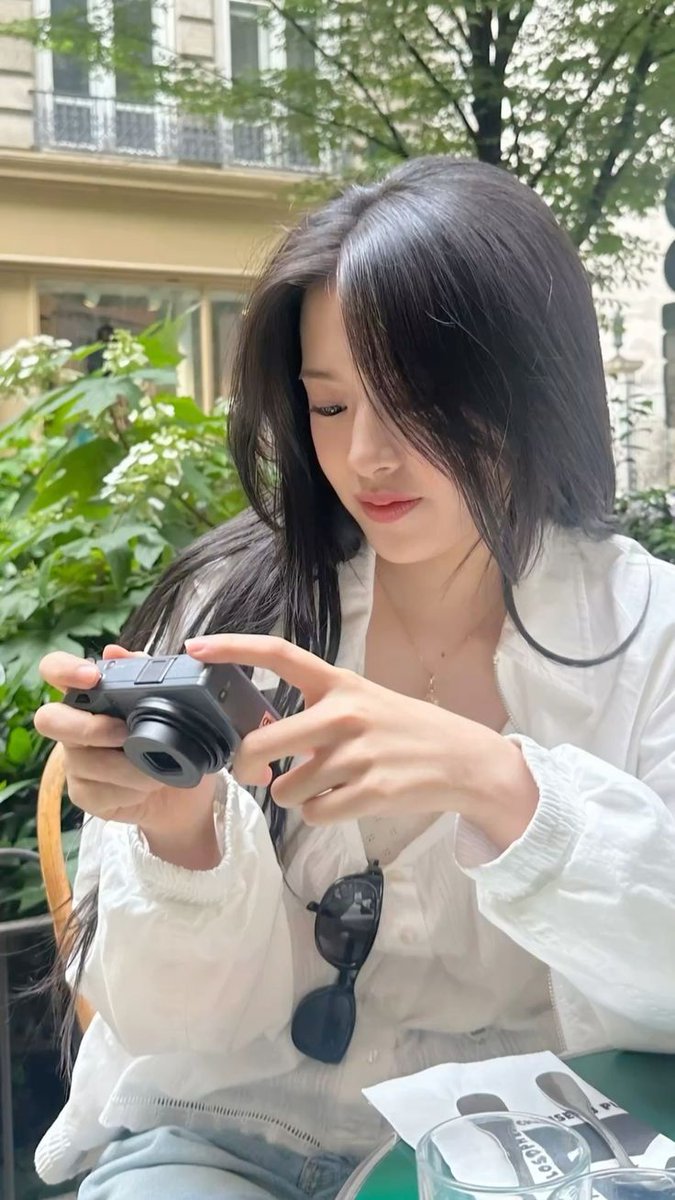 theintro__vert's tweet image. Mumpung kelas masih dua setengah jam lagi, iseng dulu foto @surealIisme pakai Instax.