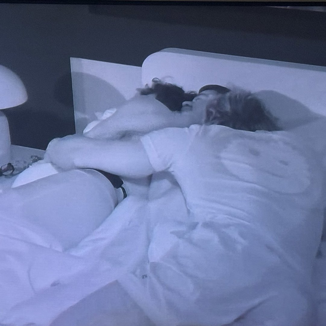 Y aunque producción intente borrar una A, todos sabemos la realidad de estos tres 💘

#LCDFMX3 #LaCasaDeLosFamososMx