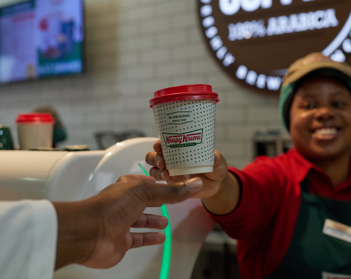 KrispyKreme_ZA's tweet image. POV: You just got handed your new obsession ☕👀

Kickstart your week with a coffee or hot chocolate for just R20 (240ml), R25 (350ml), or R30 (480ml).
Download JOY now: krispykremesa.com/rewards/

While stocks last. Ts and Cs apply.

#KKSA #Coffee #MakeMyMonday