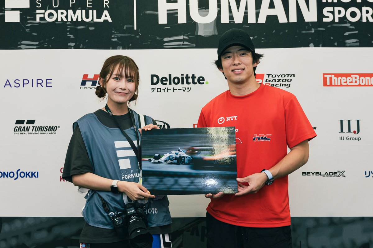 SUPER_FORMULA's tweet photo. ＼あなたの写真を選手に贈呈／
#SFomula Rd.6-7 #フォトサポ 
フォトジェニック賞はkeisuke89さん
の写真を #太田格之進 選手に贈呈📣 https://t.co/8r0X0xI8fH