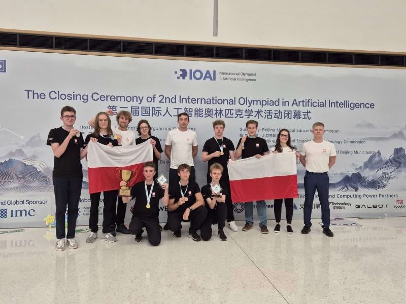 To jest rzecz niemożliwa. Wczoraj pisałem o tym, że Polak wygrał Międzynarodową Olimpiadę Sztucznej Inteligencji. Dziś piszę, że na tej samej Olimpiadzie w konkursie drużynowym wygrał również Polski zespół!! Polski zespół w składzie Michał Karp, Dawid Kot, Mateusz Kwietniewski,