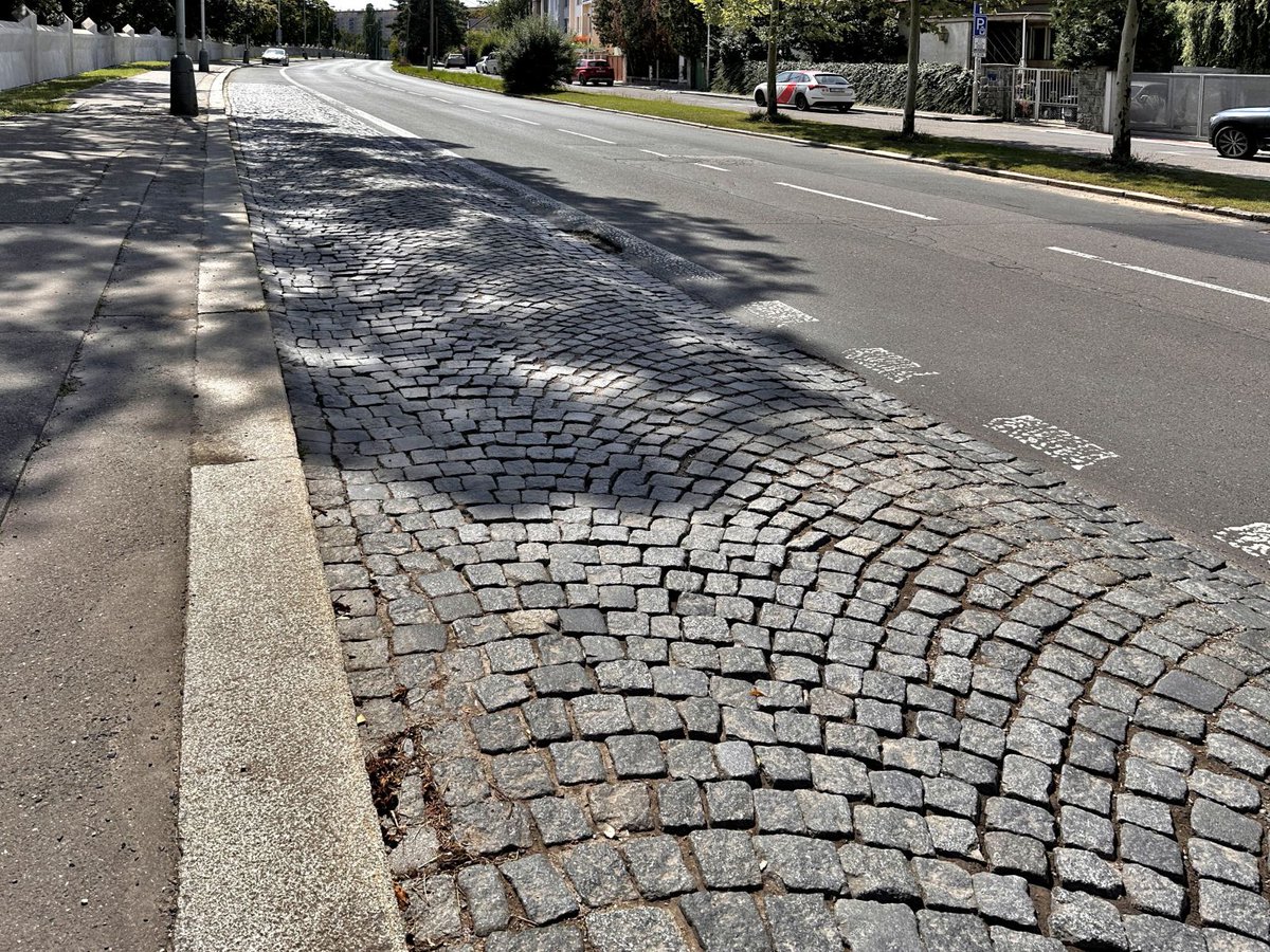 Od 18. srpna do konce září 2025 pokračujeme s rozsáhlou opravou Ďáblické ulice v <a href="/Praha_8/">Praha 8</a> (úsek Hřenská–Žernosecká).

⚠️ Úsek bude průjezdný pouze směrem do centra. Směr z centra bude zcela uzavřený a vedený po objízdné trase.

Díky za trpělivost!

Více 👉 opravujeme.to/action/2194/