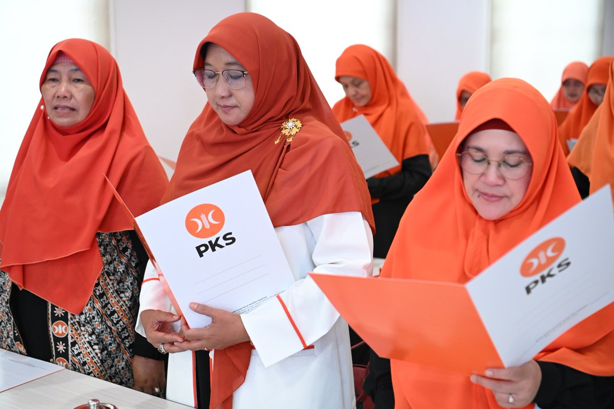 PKSejahtera's tweet photo. Partai Keadilan Sejahtera (PKS) resmi mengumumkan susunan dan kepengurusan Dewan Syariah Pusat (DSP) untuk masa bakti 2025–2030. 

Ketua Dewan Syariah Pusat (DSP) PKS, Muslih Abdul Karim mengharapkan struktur baru ini mampu memperkuat peran Dewan Syariah dalam menjaga disiplin organisasi, memberikan panduan dari sudut keislaman, serta membina kader dan struktur PKS di seluruh Indonesia.

“Semoga susuan baru ini kita dapat menjalankan amanah dengan penuh integritas, menjaga marwah partai, serta memberikan kontribusi nyata bagi kemaslahatan umat dan bangsa, tak terkecuali Palestina,” kata dia dalam sambutan Launching Struktur Pengurus Dewan Syariah Pusat, Sabtu (9/8/2025).