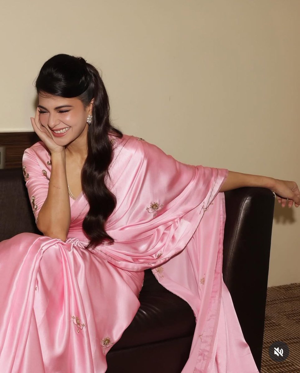 SWATIMI3217262's tweet photo. Dear @Asli_Jacqueline Ma'am,Wishing you a Very Happiest Birthday.From my childhood I used to be your big fan and as I grew up,watching your all movies which gives me really pleasure🥰thank you for always entertaning us!Always keep smile❤️hope youreplyme soon
#jacquelinefernandez https://t.co/VwztI5k7AX