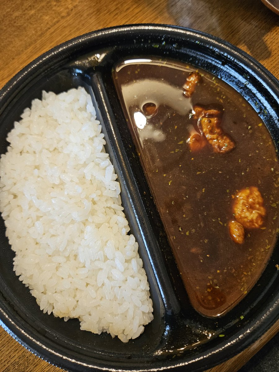 #セブンイレブン の #カシミールカレー 、食べてみた。本当に激辛なので、軽い気持ちで挑んではいけません。あんまり辛いのはな……っていう人は、エリックサウスの２色カレーを、平和に味わいましょう。