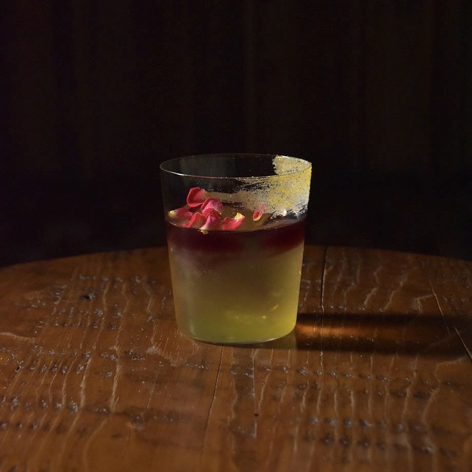 【Artist Cocktail】Forgotten Shores

フロートした桃のサングリアの奥から角松さんの愛飲されるグレンリベットの芳醇な香りとパイナップルの優しい甘さが心地よく広がるバースデーカクテル🍸
[ Glenlivet 12y, Homemade Pineapple Syrup, Peach Sangria, Lemon-Tonicwater ]
Bartender：Hodaka Maeda
