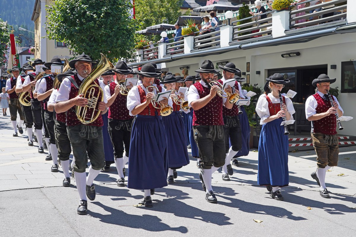 StantonReview's tweet photo. Ein Wochenende voller Musik und Tradition 🎵
Vom 8. bis 10. August 2025 wurde im Rahmen des Musikfestes der Musikkapelle St. Anton am Arlberg mit Zeltfest, Festmesse und Festumzug marschiert, musiziert und gefeiert.
#stantonamarlberg #tradition #brauchtum #zeltfest #musikfest https://t.co/Pzren1FAc1