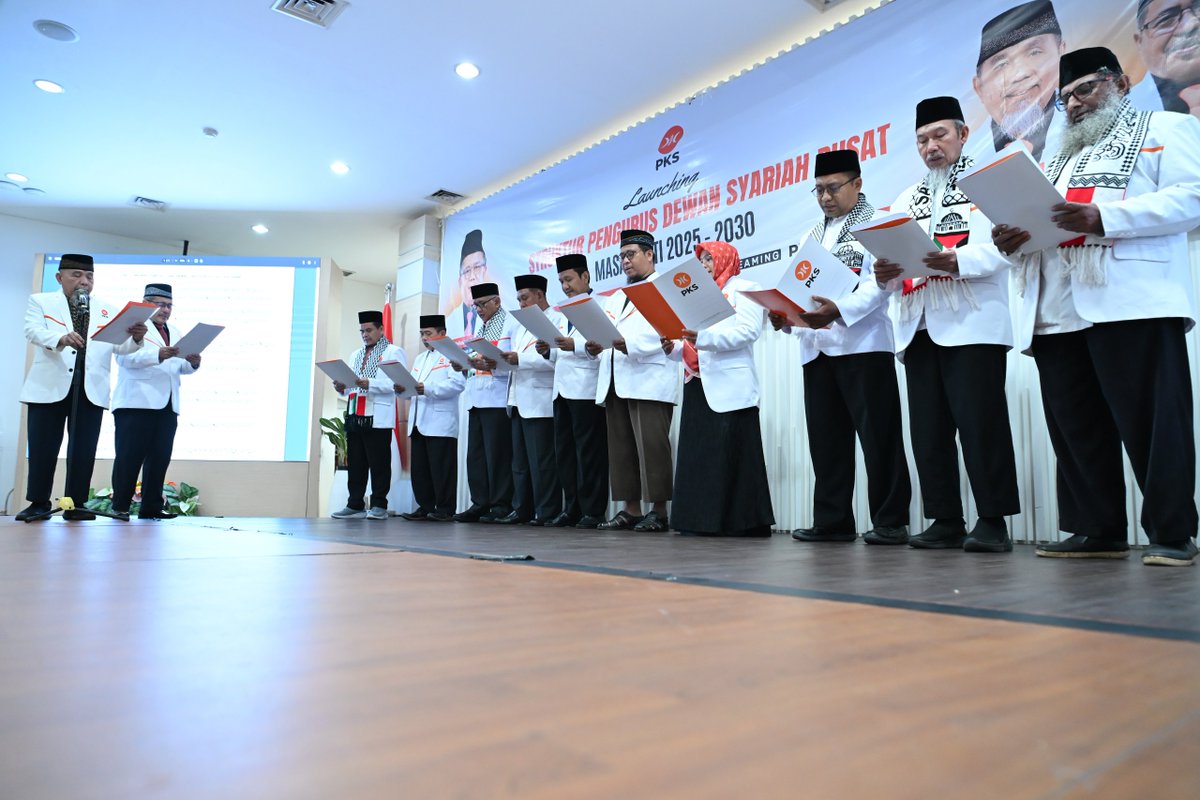 PKSejahtera's tweet photo. Partai Keadilan Sejahtera (PKS) resmi mengumumkan susunan dan kepengurusan Dewan Syariah Pusat (DSP) untuk masa bakti 2025–2030. 

Ketua Dewan Syariah Pusat (DSP) PKS, Muslih Abdul Karim mengharapkan struktur baru ini mampu memperkuat peran Dewan Syariah dalam menjaga disiplin organisasi, memberikan panduan dari sudut keislaman, serta membina kader dan struktur PKS di seluruh Indonesia.

“Semoga susuan baru ini kita dapat menjalankan amanah dengan penuh integritas, menjaga marwah partai, serta memberikan kontribusi nyata bagi kemaslahatan umat dan bangsa, tak terkecuali Palestina,” kata dia dalam sambutan Launching Struktur Pengurus Dewan Syariah Pusat, Sabtu (9/8/2025).