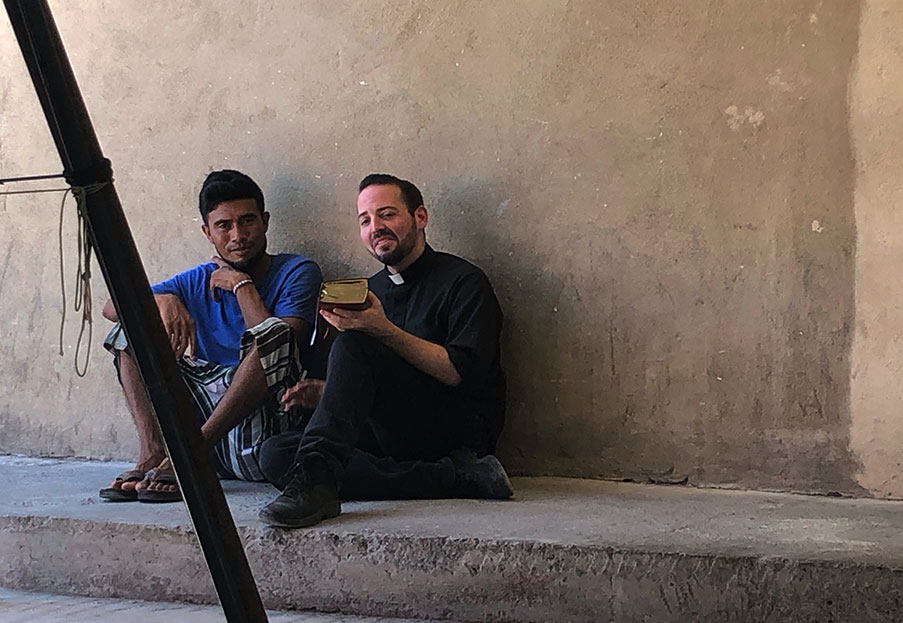 socialjesuitas's tweet photo. El servicio pastoral y sacramental ofrecido por Del Camino Border Ministries a lo largo de la frontera entre Estados Unidos y México proporciona un espacio de alivio y cuidado a las personas que han sufrido experiencias difíciles en su camino hacia la esperanza.
https://t.co/gperrEoxN4