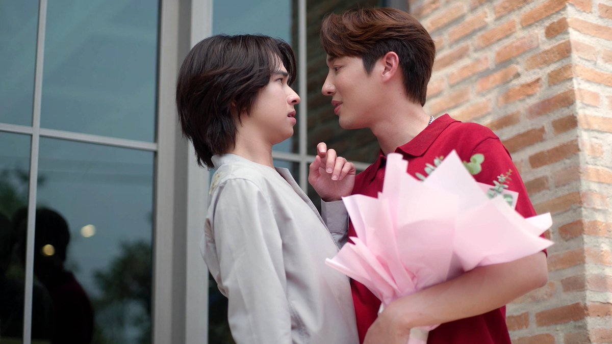 STARSOCIETY_TH's tweet photo. จาก “มิชชั่น” เป็น “หวั่นไหว”? จับพิรุธ “โคจิ” แอบชอบ “มาร์ช”!!
#DatingGameTheSeries 
#DatingGameเดทเกมนี้ต้องได้ใจนาย 
#MarchChutavuth 
#KojiMukai 
#Judo_tantachj 
#Fluke_natouch 
#FondNatticha 
เดทเกมนี้ได้ใจหรือยังนะ? แต่ที่แน่ๆ มีคนใจเต้นแรงแล้ว! “Dating Game เดทเกมนี้ ต้องได้ใจนาย” ซีรีส์ Boy Love กระแสแรงสุดปังทุก EP มิติใหม่ของเรื่องราวความรักข้ามวัฒนธรรม ออนแอร์พร้อมกันทั้งไทยและญี่ปุ่น โดยความร่วมมือระหว่าง Avex Pictures (Japan), Themework Studio (Thailand) และ Studio SRK กำกับโดย กบ ชาครีย์  ล่าสุดเรื่องราว “เกมจีบหนุ่ม” กำลังอัปเลเวลความสนุกข���้นเรื่อยๆ เสิร์ฟโมเมนต์ให้ใจเต้นแรงทุกวินาที เมื่อ โคจิ มุไค ไอดอลชื่อดังจากวง Snow Man รับบท จุนจิ บอสมาดเข้ม สาดดาเมจความคูลไปทั่วทั้งใจแฟนๆ ชาวไทยและญี่ปุ่น ส่วน มาร์ช จุฑาวุฒิ สาดเสน่ห์สดใสในบท ฮิลล์ ได้น่ารักสุดๆ และ ยูโด ธรรม์ธัช กับ ฟลุ้ค ณธัช ในบท เบย์ และ ภัตร สาดความเดือดตั้งแต่เจอหน้ากัน งานนี้มีเรื่องให้ลุ้นต่ออีกยาว
จาก “มิชชั่น” กลายเป็น “หวั่นไหว” หรื���เปล่า? เมื่อบอสสุดเฮี้ยบ จุนจิ (โคจิ) เริ่มมีอาการแปลกๆ ตอนเห็น ฮิลล์ (มาร์ช) อยู่ใกล้ชิดกับ ยีนส์ (ฟ้อนด์ ณัฐทิชา) งานนี้ยีนส์จึงเริ่มแผนลองใจ พิสูจน์ว่าจุนจิรู้สึกยังไงกับ���ิลล์กันแน่ มาจับตาดูอาการของบอสจุนจิผู้เคร่งขรึมกัน ส่วน ภัตร (ฟลุ้ค) ดันมาเจอตื๊อเท่านั้นอย่าง เบย์ (ยูโด) ตามง้อตามจีบไม่หยุด เห็นนิ่งๆ เงียบๆ แบบนี้ แต่พอเอาจริง ภัตรก็จัดหนักไม่ยั้ง เบย์เพลย์บอยตัวตึงจะอดทนเพื่อเกมจีบหนุ่มความหวังของทั้งออฟฟิศได้แค่ไหน รอดูกันใน “Dating Game เดทเกมนี้ ต้องได้ใจนาย” EP 5 วันจันทร์ที่ 11 ส.ค. นี้ เวลา 21.30 น. ทางช่อง Workpoint 23 รับชมเวอร์ชัน Director’s Cut แบบ Non-Stop ไม่มีโฆษณาคั่น ทาง TrueVisions NOW สำหรับผู้ชมในญี่ปุ่น รับชมแบบ Exclusive พร้อมไทยทาง Lemino เวลา 23:30 (JST)

ติดตามข่าวสารซีรีส์ได้ที่: https://t.co/DlWhRKEkIs สำหรับแฟนๆ ชาวญี่ปุ่น https://t.co/6gRRycie57 และ X: @DatingGameJP