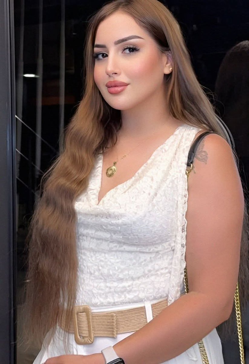 شمس الصباح تلون خدودك
ندى الجمال يروي ورودك
ونحلات الربيع مقصدها شفاهك
وحنين العشق يغفى عا زنودك
وشعر الذهب مظلة وقايه
وكلك عابعضك مرايه
وعيونك المحروسه بسيوف الحلا
صنفك الحب عنوان الحكايه

#صباحك_اورجوان