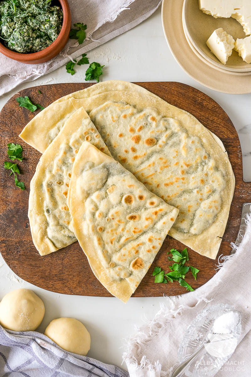 Gözleme – Rezept habe-ich-selbstgemacht.de/goezleme-tuerk… Gözleme sind knusprige Teigtaschen, die euch auch zuhause ganz einfach gelingen. Mit unserem Rezept bringt ihr echtes Streetfood-Feeling aus der Türkei direkt in eure Küche.