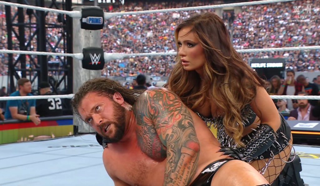 #WWERaw will be 🔥 💥 
Hope, how they handle!
#WeWantKrossAndScarlett