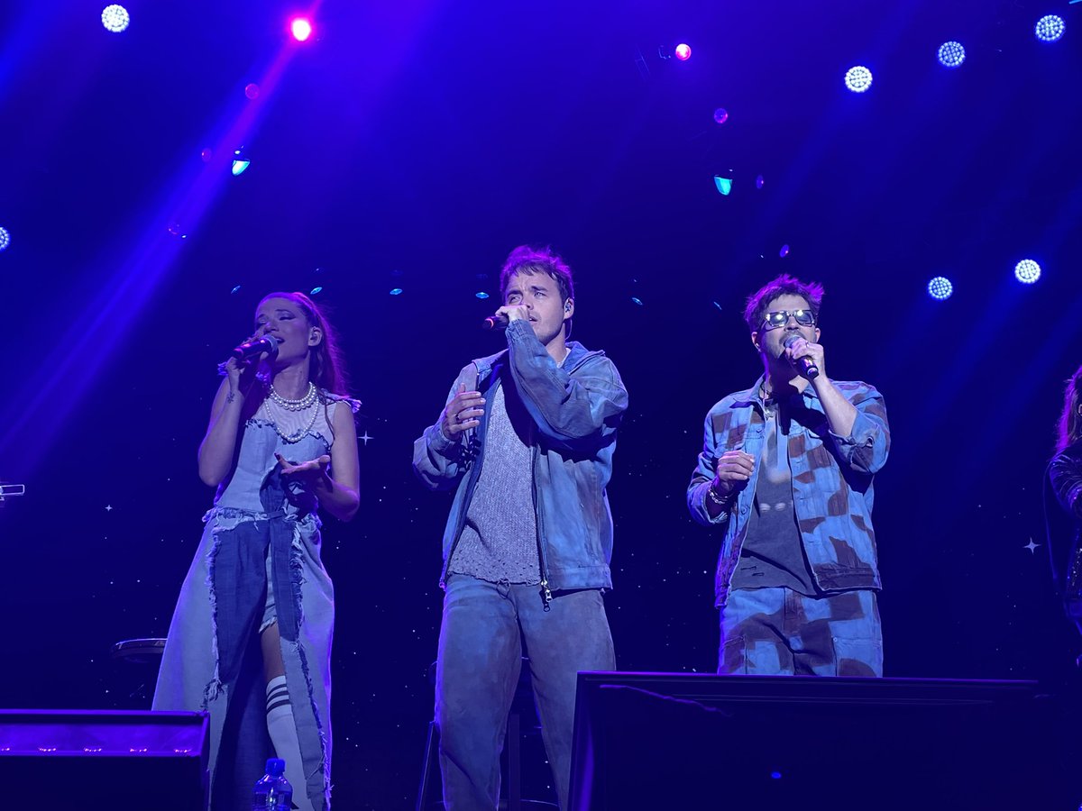 luciallosa's tweet photo. Entre lágrimas y sonrisas, canté como aquella adolescente que creyó que la música podía cambiarlo todo… y aún lo creo.  💖🎶 
Gracias por volver 🤍 @rojasbenjamin @FelipeColombo #Cami @errewaytour 

#peru #erreway #lima https://t.co/fv6JAbzKP3