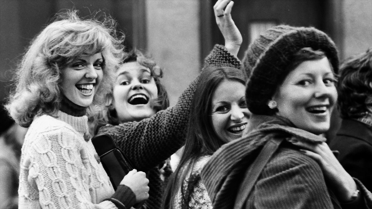 Sarnathhall's tweet image. スマホもネットもない1975年のある秋の日にアイスランド全女性の90%が一斉に仕事や家事で休日をとって、男たちが軽んじていた女の不在で国が機能停止した経験からアイスランドがジェンダー平等先進国への道を進んだ、その前代未聞の一日を「休暇取得者」たちが実に楽しげに力強く語る映画を上映します