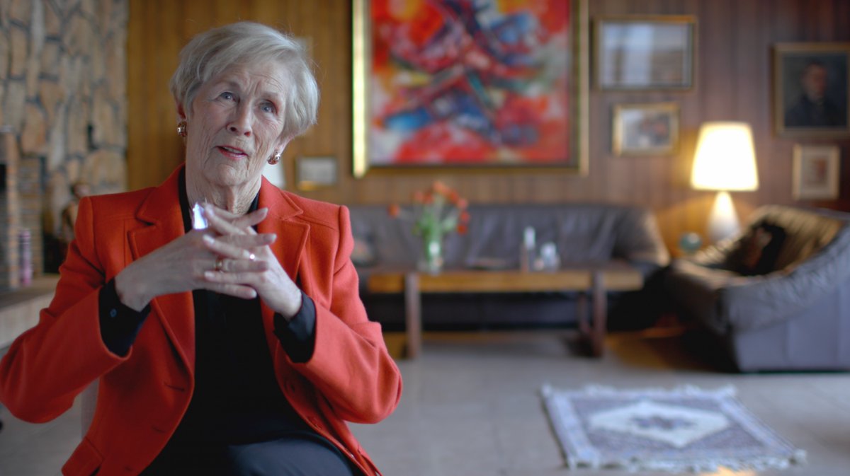 Sarnathhall's tweet image. スマホもネットもない1975年のある秋の日にアイスランド全女性の90%が一斉に仕事や家事で休日をとって、男たちが軽んじていた女の不在で国が機能停止した経験からアイスランドがジェンダー平等先進国への道を進んだ、その前代未聞の一日を「休暇取得者」たちが実に楽しげに力強く語る映画を上映します