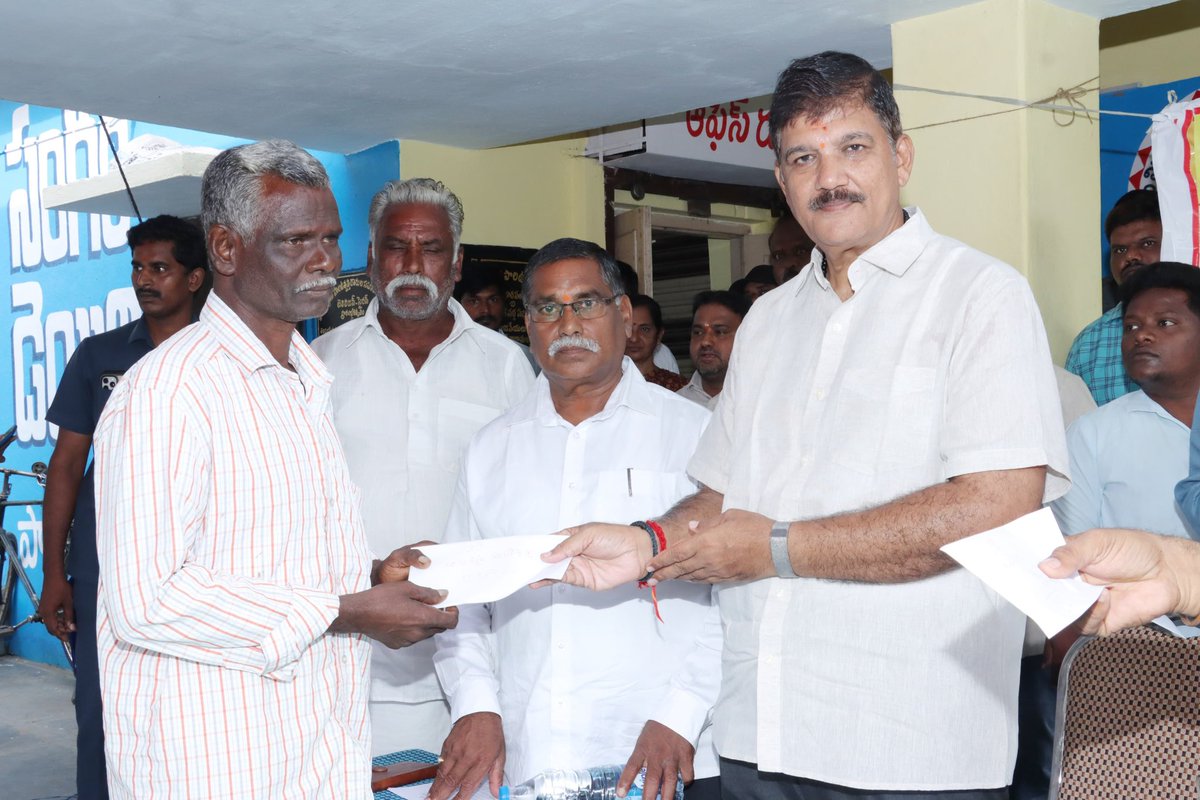 sangamdairyap's tweet photo. చింతలపూడి #MPWS ఆవరణలో పాల ఉత్పత్తిదారుల 2024-25 ఆర్థిక సంవత్సరమున పాలు సరఫరా చేసిన 122 మంది ఉత్పత్తిదారులకు నూటికి 8 రూ చొప్పున రూ 91,70,199/- ల మొత్తం బట్వాడాకు గాను రూ. 7,33,616/- ల బోనస్ పంపిణీ చేసిన #SangamDairy చైర్మన్ శ్రీ @DhulipallaNk మరియు సొసైటీ అధ్యక్ష, కార్యదర్శులు https://t.co/Ty9UjTCshQ