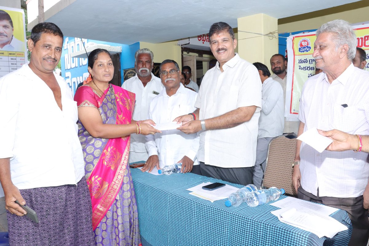 sangamdairyap's tweet photo. చింతలపూడి #MPWS ఆవరణలో పాల ఉత్పత్తిదారుల 2024-25 ఆర్థిక సంవత్సరమున పాలు సరఫరా చేసిన 122 మంది ఉత్పత్తిదారులకు నూటికి 8 రూ చొప్పున రూ 91,70,199/- ల మొత్తం బట్వాడాకు గాను రూ. 7,33,616/- ల బోనస్ పంపిణీ చేసిన #SangamDairy చైర్మన్ శ్రీ @DhulipallaNk మరియు సొసైటీ అధ్యక్ష, కార్యదర్శులు https://t.co/Ty9UjTCshQ