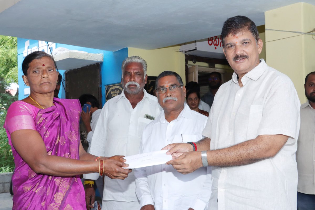 sangamdairyap's tweet photo. చింతలపూడి #MPWS ఆవరణలో పాల ఉత్పత్తిదారుల 2024-25 ఆర్థిక సంవత్సరమున పాలు సరఫరా చేసిన 122 మంది ఉత్పత్తిదారులకు నూటికి 8 రూ చొప్పున రూ 91,70,199/- ల మొత్తం బట్వాడాకు గాను రూ. 7,33,616/- ల బోనస్ పంపిణీ చేసిన #SangamDairy చైర్మన్ శ్రీ @DhulipallaNk మరియు సొసైటీ అధ్యక్ష, కార్యదర్శులు https://t.co/Ty9UjTCshQ