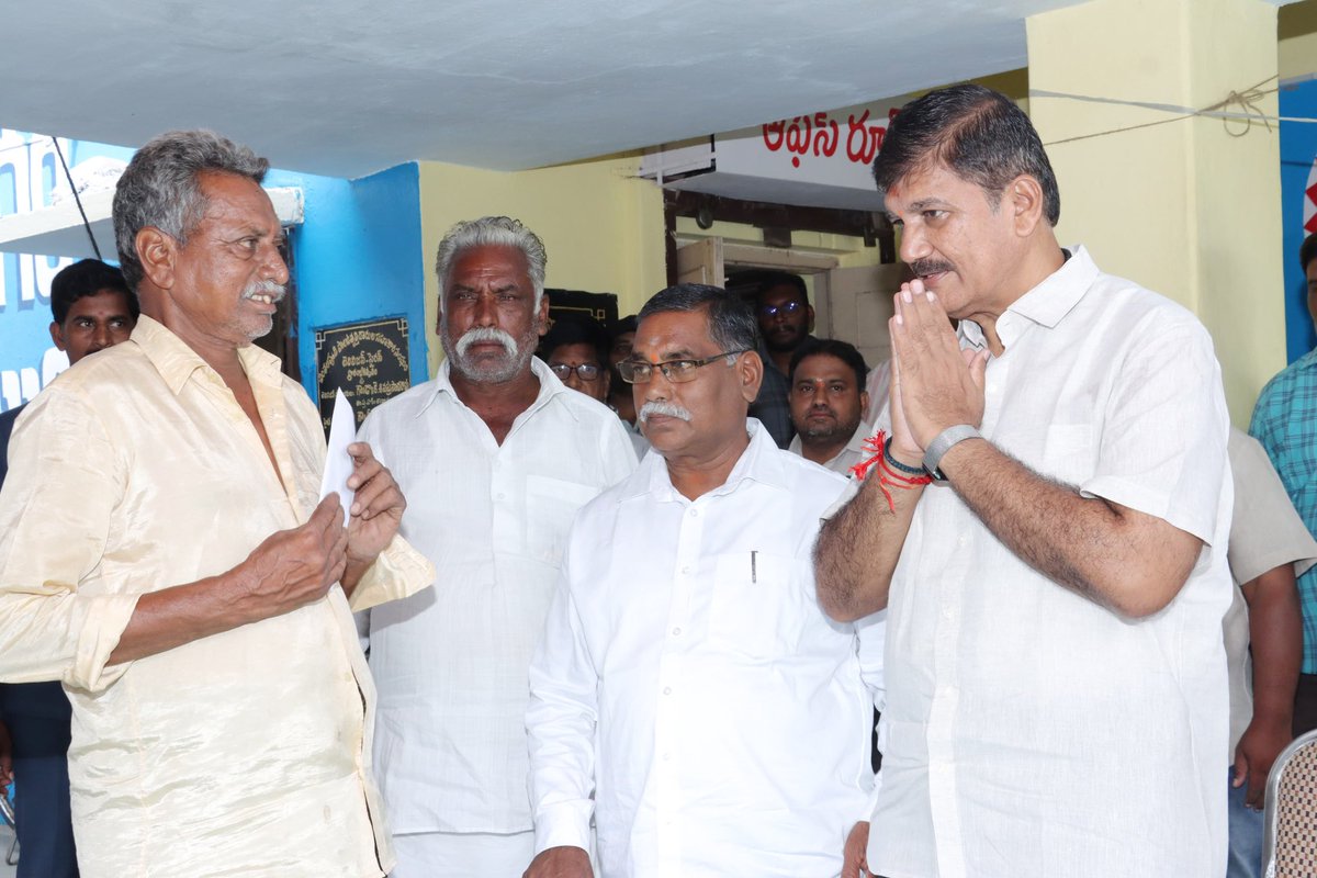 sangamdairyap's tweet photo. చింతలపూడి #MPWS ఆవరణలో పాల ఉత్పత్తిదారుల 2024-25 ఆర్థిక సంవత్సరమున పాలు సరఫరా చేసిన 122 మంది ఉత్పత్తిదారులకు నూటికి 8 రూ చొప్పున రూ 91,70,199/- ల మొత్తం బట్వాడాకు గాను రూ. 7,33,616/- ల బోనస్ పంపిణీ చేసిన #SangamDairy చైర్మన్ శ్రీ @DhulipallaNk మరియు సొసైటీ అధ్యక్ష, కార్యదర్శులు https://t.co/Ty9UjTCshQ