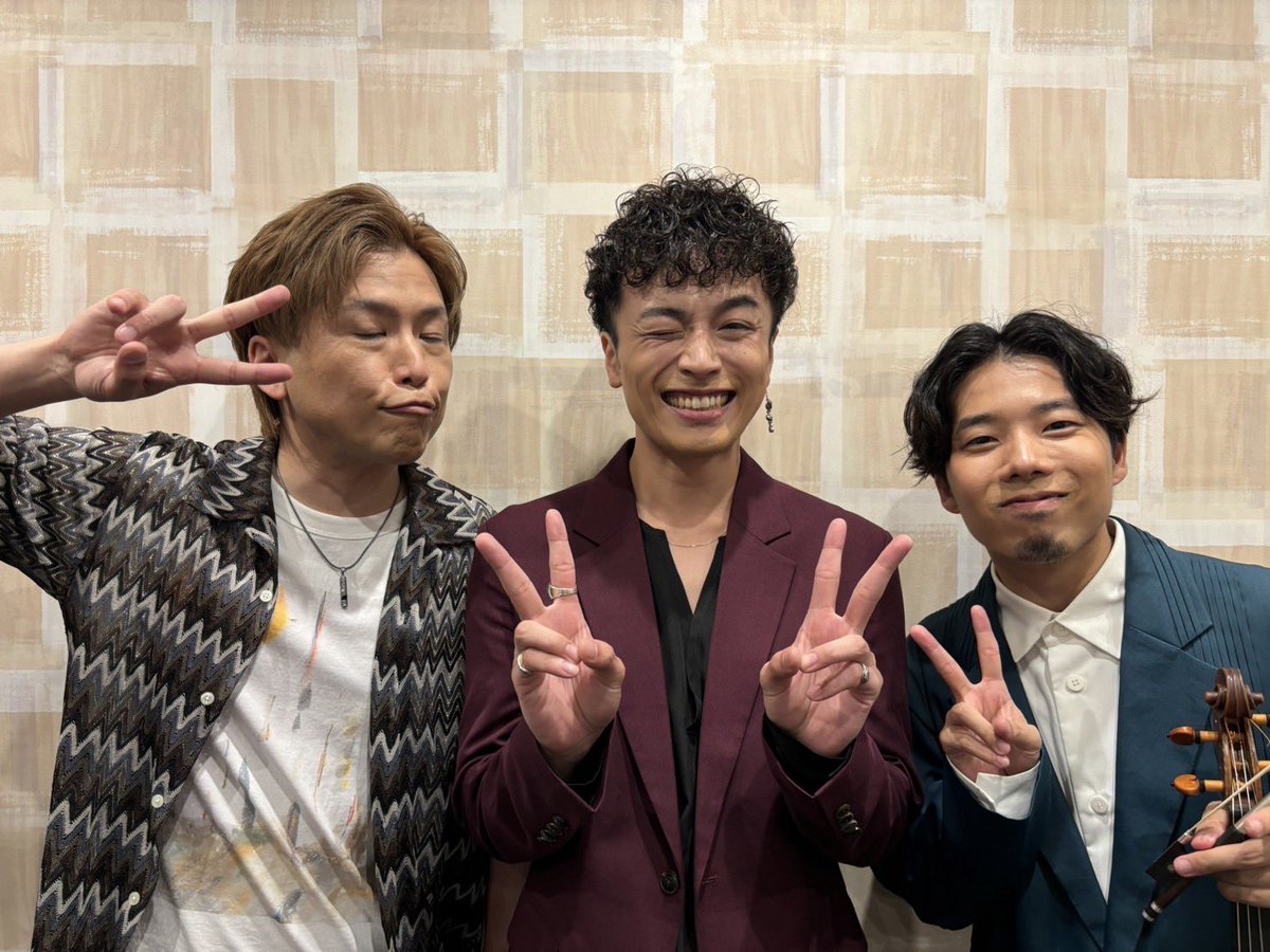 HayashiShuga's tweet photo. しょーご君の色んな歌声がきけて楽しかった🙂
曲キッカケ台詞気持ちよかったです笑
次はギター弾いて下さいっ😁
#鈴木勝吾 #ただすけ #smilingdays https://t.co/lZhEK87x6m