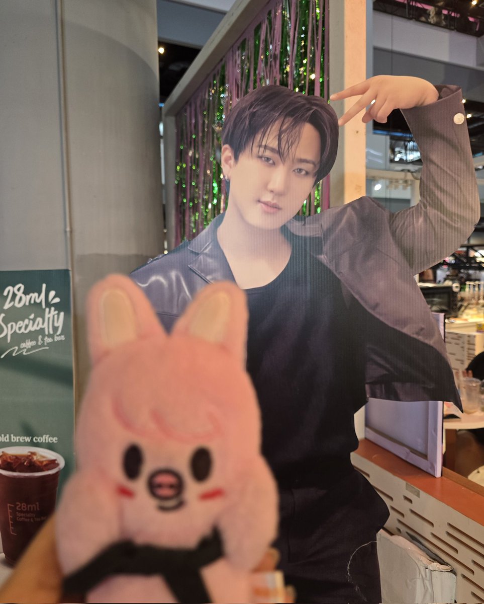 I_amyourAsha's tweet photo. มาลงรูปย้อนหลัง จริงๆคือแวะไปที่คาเฟ่ทั้งสองวันเลย พอไปถึงแล้วเป็นใจฟูมากๆ ขอบคุณผู้จัดสำหรับงานสุดน่ารัก แล้วก็กอว.ทุกชิ้นเลยนะคะ 🐽🐰🩷💚✨️
#Changbin26thBinnieUltra https://t.co/Z4ltpx1vZn