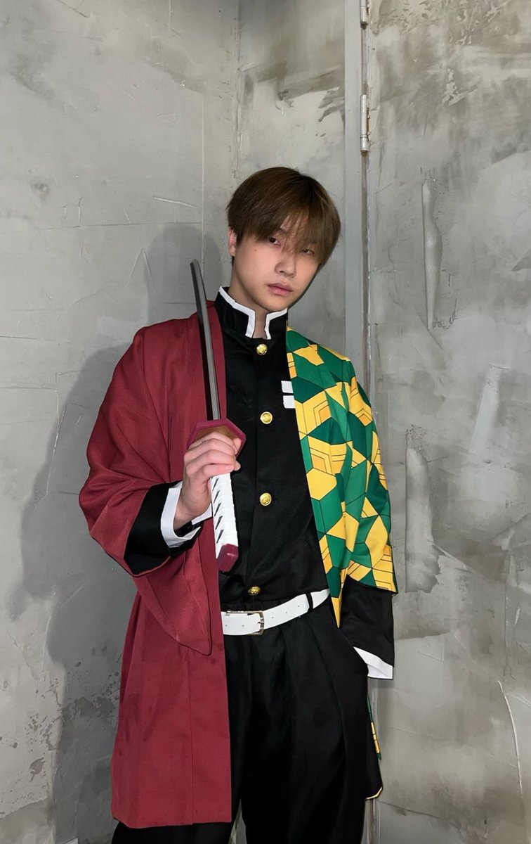 ikonstantly's tweet photo. anime                                        real life https://t.co/MFNg6r8CQZ
