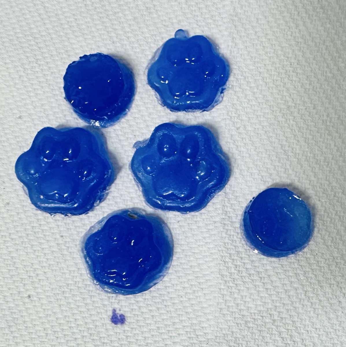 오래된 모델링팩으로 몰드 만들기 시도중

레진으로 테스트해보니 비교적 성공인듯