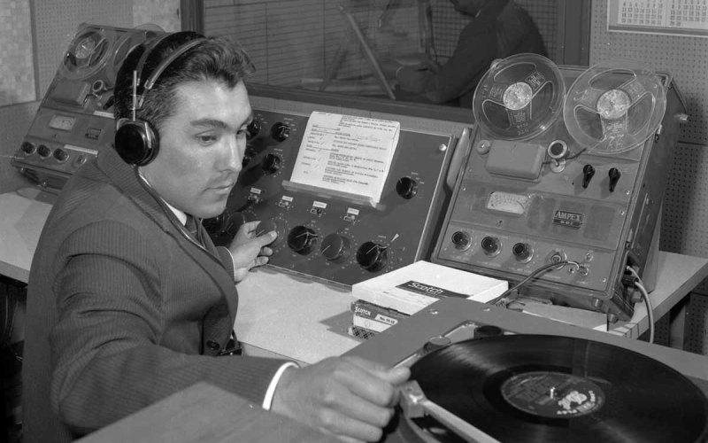 #Estupidiario: Antología del gazapo en la #radio

▶️NOMBRES DE AYER Y DE HOY. ¡LOS CHUPACHUPS PORNOGRÁFICOS!

El humor siempre ha estado presente en la radio, incluso en los tiempos más duros de la censura. Basilio Gassent, redactor jefe de la Cadena SER durante la década de los