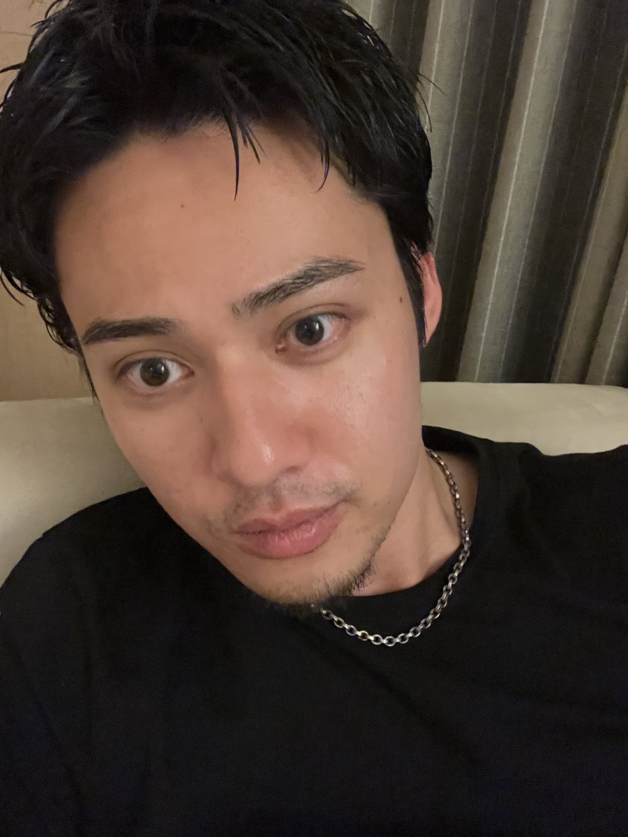 comhyuga1117's tweet photo. 髭を生やしていると男達から褒められる。
逆に髭を剃ると女の子達から褒められる。

最近仕事で髭を剃ったら女の子達にそっちの方がいいと言葉をいただいたが、どうしても生やしたくなっているので一���男達に褒めてもらえる期間と思って楽しもうと思う💪

#あと髭生えてた方がベンチ上がる気がする https://t.co/GC3XeVi8DK