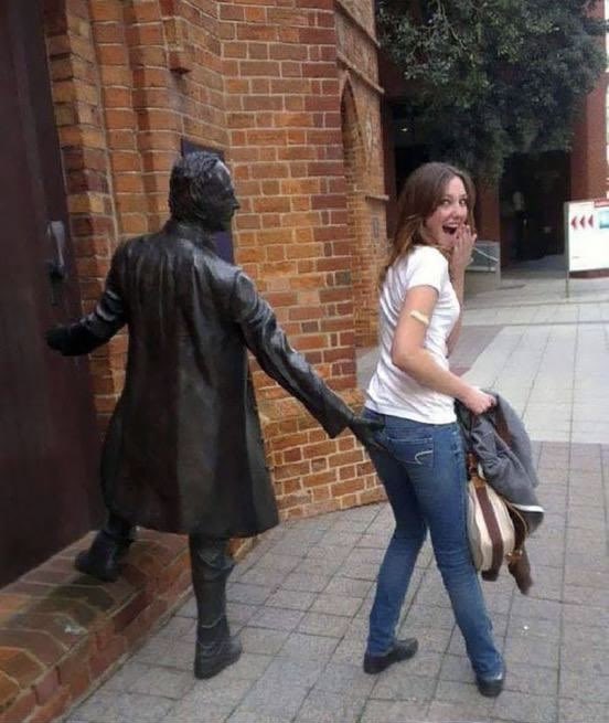 reel_plug's tweet photo. The most hilarious statues play-along pictures you’d see on the internet today😂 https://t.co/2X0mJn4FV6