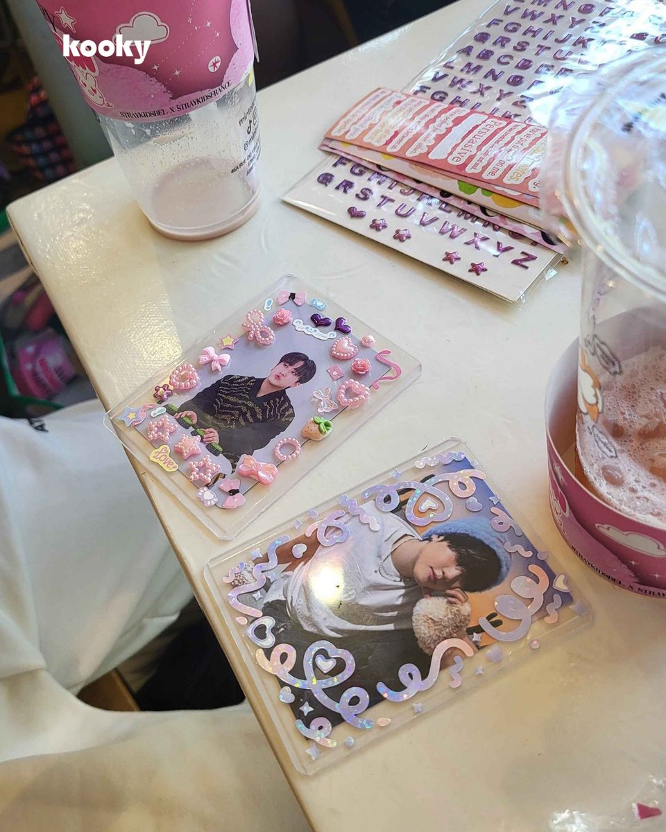 kooky__official's tweet photo. 🎂 August Fanmade Birthday Café pt.1 ><
#kookyCafe_Aug
✧・゚: ・゚ #StrayKids #SKZ #CHANGBIN ・゚:・゚✧
#HappyChangbinDay
#창빈생일_상태는_ULTRA
#ChangbinOurSeolarSystem
#KookyPromotion #Kpop #KookyVote #KOOKY_Cafe #KookyEvent #kookyCafe https://t.co/QLg87NUqUJ