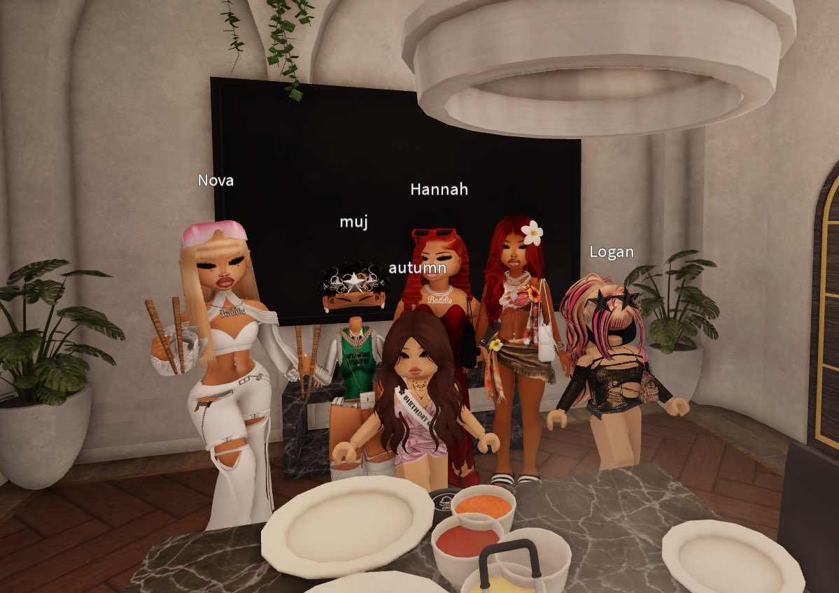 And a lil pic from the birthday dinner for <a href="/autiemobilee/">autumn</a>. 🎉🎊🎂🥳💜 #Roblox
