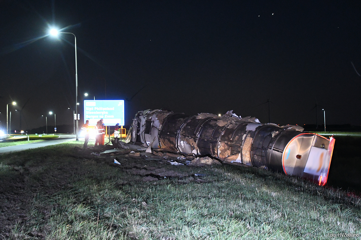 Vrachtwagen met melk gekanteld op N59