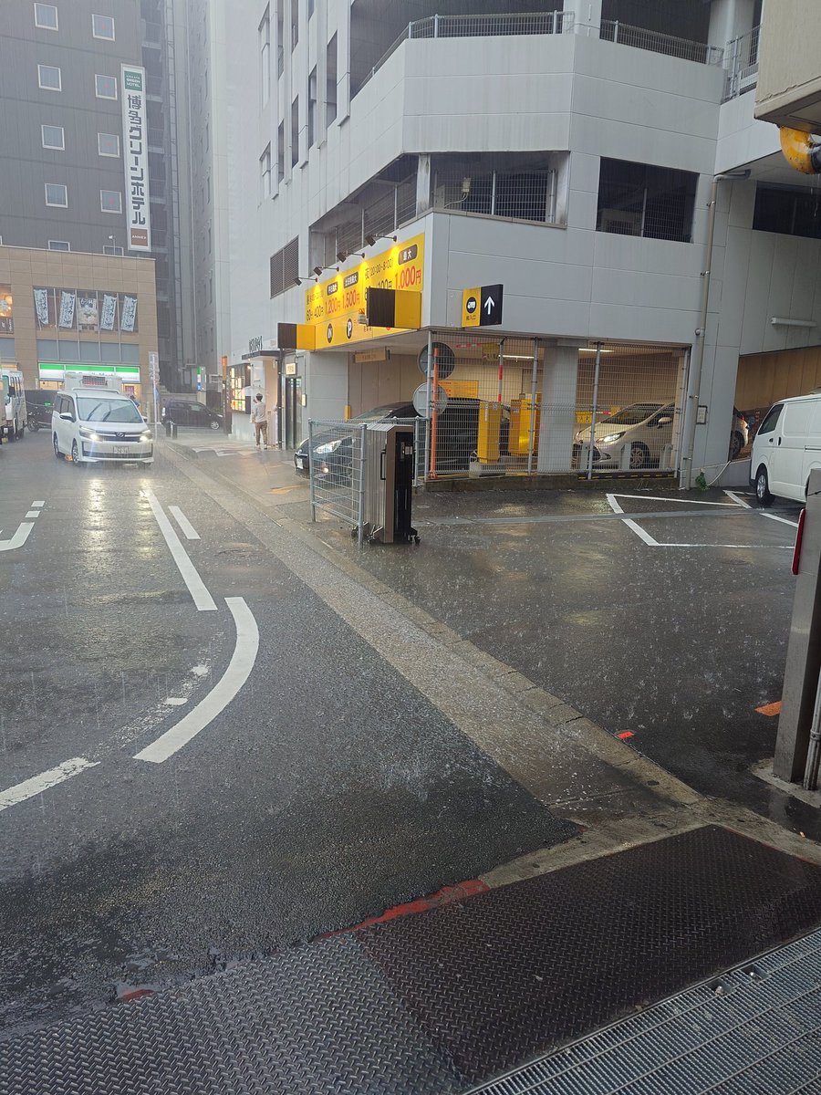帰ってきた福岡は雨エグすぎて傘なんか役に立たなそうだし博多駅は運休情報と人でカオスでした
僕の知っている景色ではありませんでした笑