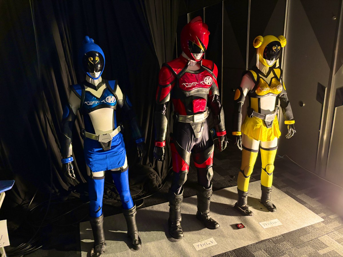 ママー！！なにコレ！？
仮面ライダー？？
出口でチビッコたちが無邪気に親に質問しているが親御さんも『なにコレ知らない…』
アキバレンジャーの扱いよ…