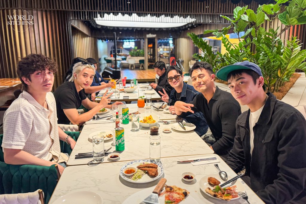 AranetaCity's tweet photo. P-pop boy group @bgyo_ph, who aspire to share their passion and talent with the 𝘄𝗼𝗿𝗹𝗱, are here to taste the world on a plate at World Kitchens! 🌏🎤❤️
📍Level 4, Gateway Mall 2, Araneta City
#WorldKitchens #CityOfFirsts #AranetaCity #GatewayMall2 #BGYO https://t.co/dCm8lRrLDR