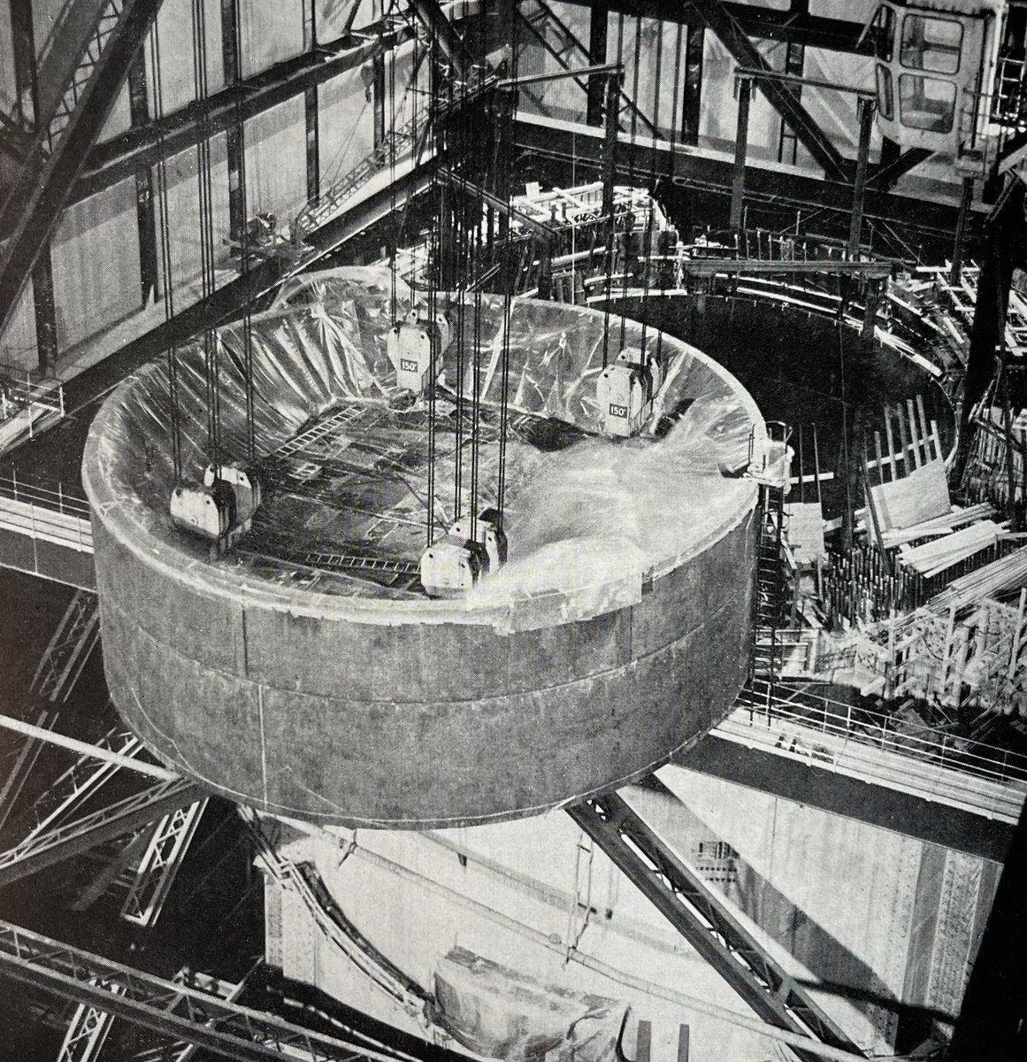 Photo du jour

Fin des années 1960 : Mise en place de l'aire support de l'empilement du réacteur 1 (Uranium naturel graphite gaz (UNGG)) de la centrale #nucléaire du Bugey (Ain).
