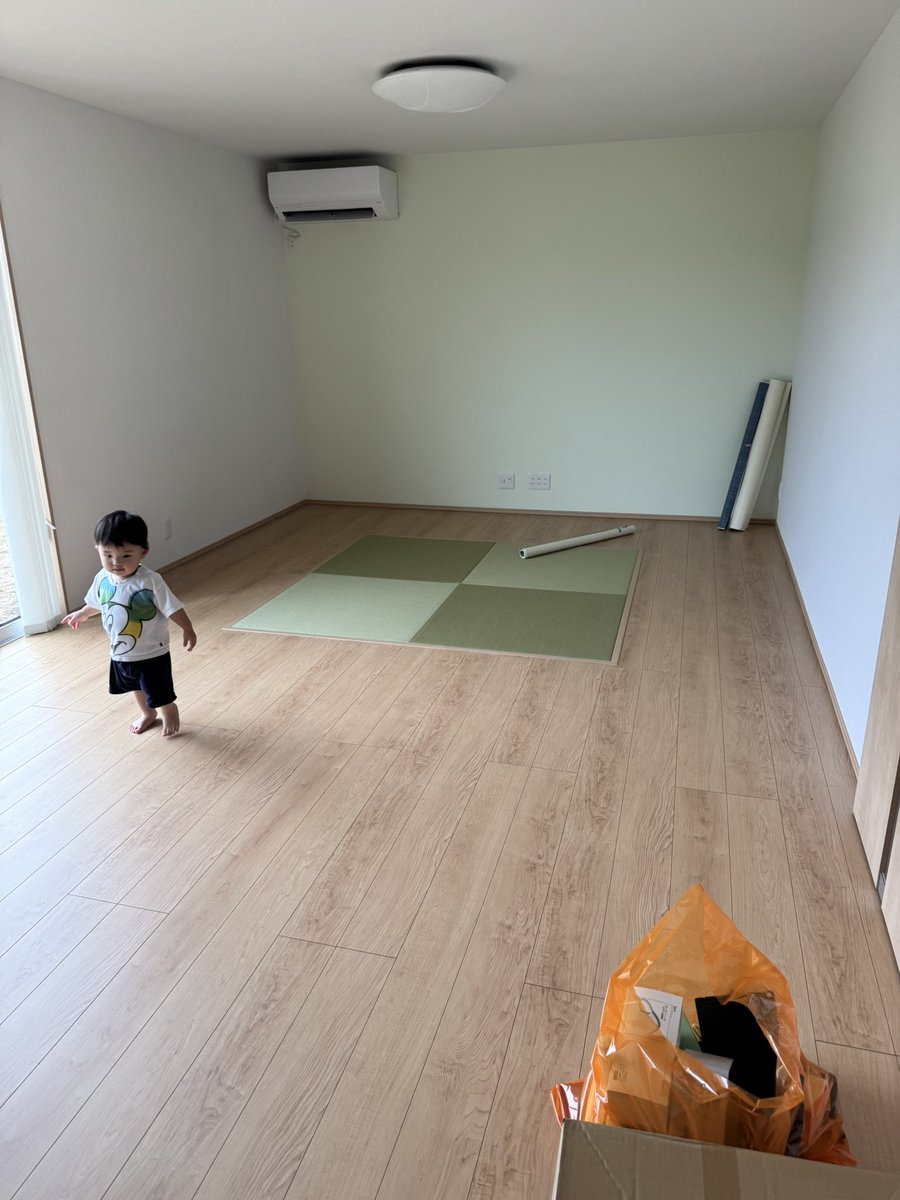 younamagame's tweet photo. とりあえず新居に子供連れて来てみた
走り回っててよろしい https://t.co/At1HLeMSGe