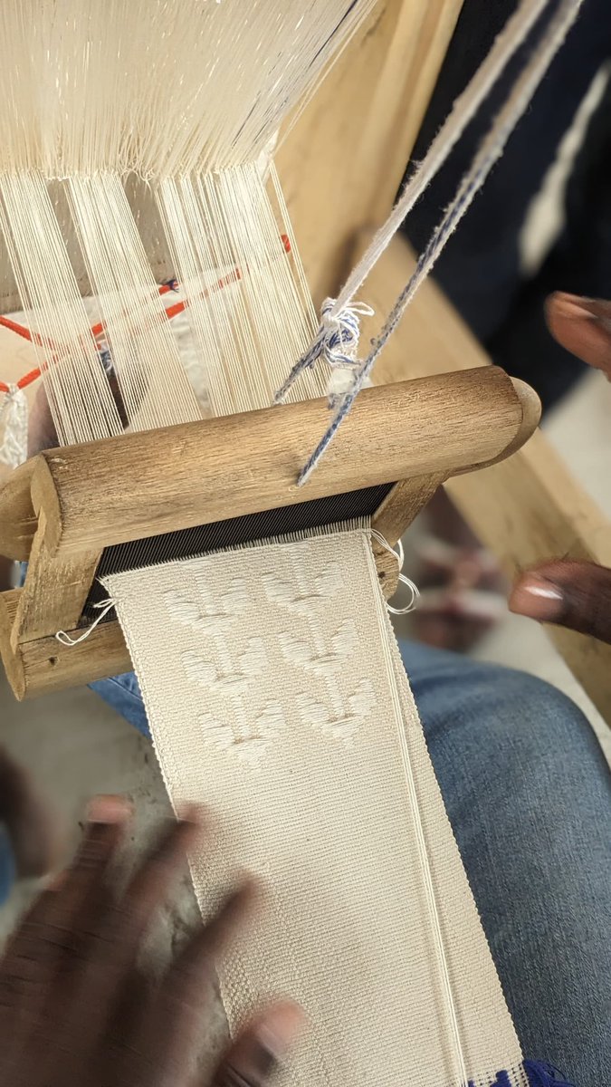 ClubMATg's tweet photo. À l’atelier de tissage, le motif Feuille Vivante prend vie sous nos mains.

Au fil des jours, au fil des doigts, le motif Feuille Vivante s’éveille. Ce n’est plus seulement un apprentissage… c’est une naissance. 

#atelierdetissage 
#métiersdartetdecréation 
#Togo #OIF https://t.co/yxZwScQvxD