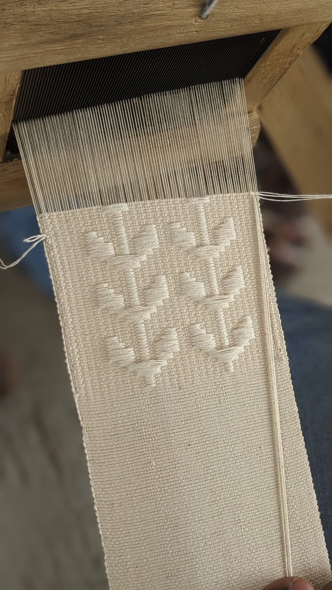 ClubMATg's tweet photo. À l’atelier de tissage, le motif Feuille Vivante prend vie sous nos mains.

Au fil des jours, au fil des doigts, le motif Feuille Vivante s’éveille. Ce n’est plus seulement un apprentissage… c’est une naissance. 

#atelierdetissage 
#métiersdartetdecréation 
#Togo #OIF https://t.co/yxZwScQvxD