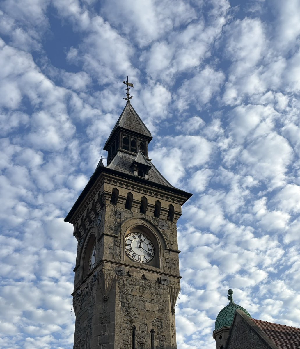 Fabulous sky this am at 715. Ignore the clock - it’s broken again.